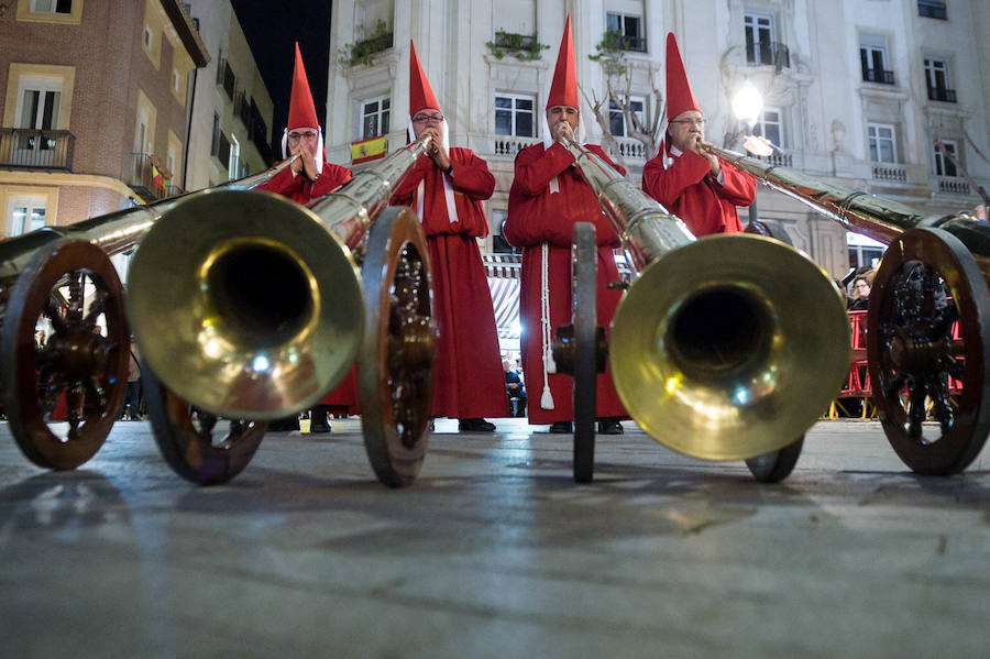 La procesión corinta de Santa Catalina recorrió la ciudad en la celebración del 25 aniversario de su fundación en una tarde desapacible. La institución que desfiló desde Santa Catalina estrenó una Cruz Alzada y el Cristo titular nuevas cantoneras de oro