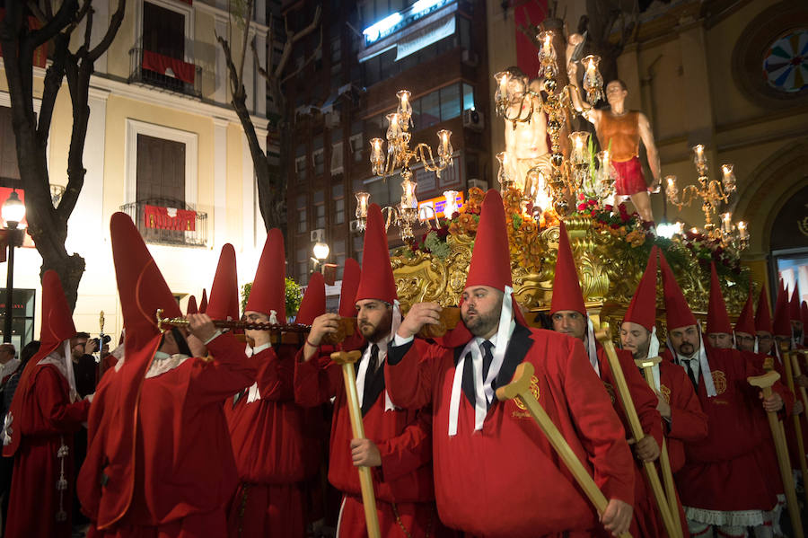 La procesión corinta de Santa Catalina recorrió la ciudad en la celebración del 25 aniversario de su fundación en una tarde desapacible. La institución que desfiló desde Santa Catalina estrenó una Cruz Alzada y el Cristo titular nuevas cantoneras de oro