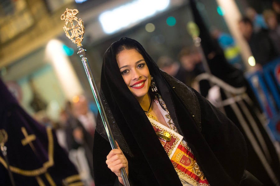 La procesión corinta de Santa Catalina recorrió la ciudad en la celebración del 25 aniversario de su fundación en una tarde desapacible. La institución que desfiló desde Santa Catalina estrenó una Cruz Alzada y el Cristo titular nuevas cantoneras de oro