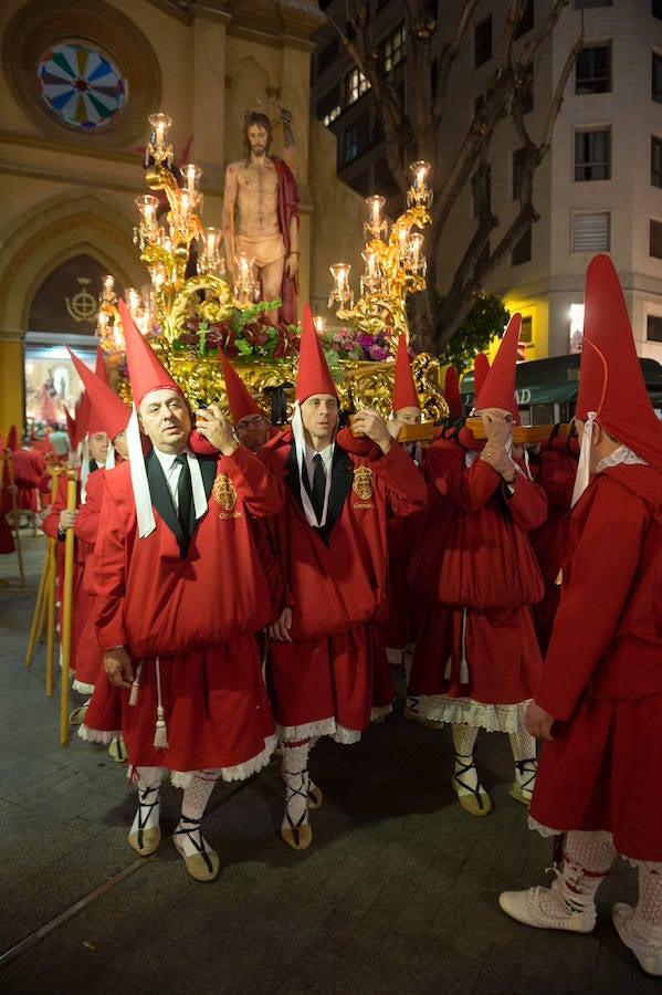 La procesión corinta de Santa Catalina recorrió la ciudad en la celebración del 25 aniversario de su fundación en una tarde desapacible. La institución que desfiló desde Santa Catalina estrenó una Cruz Alzada y el Cristo titular nuevas cantoneras de oro