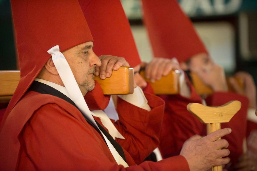 La procesión corinta de Santa Catalina recorrió la ciudad en la celebración del 25 aniversario de su fundación en una tarde desapacible. La institución que desfiló desde Santa Catalina estrenó una Cruz Alzada y el Cristo titular nuevas cantoneras de oro