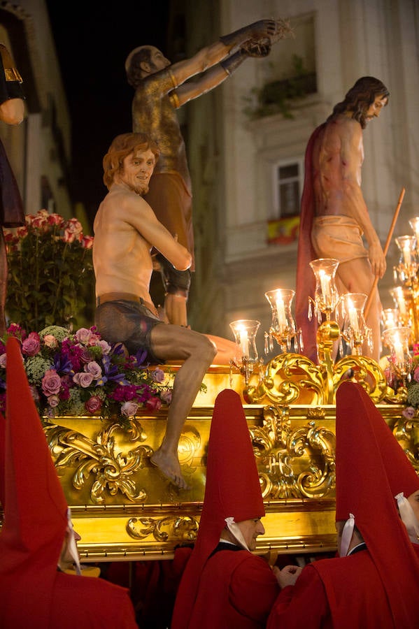 La procesión corinta de Santa Catalina recorrió la ciudad en la celebración del 25 aniversario de su fundación en una tarde desapacible. La institución que desfiló desde Santa Catalina estrenó una Cruz Alzada y el Cristo titular nuevas cantoneras de oro