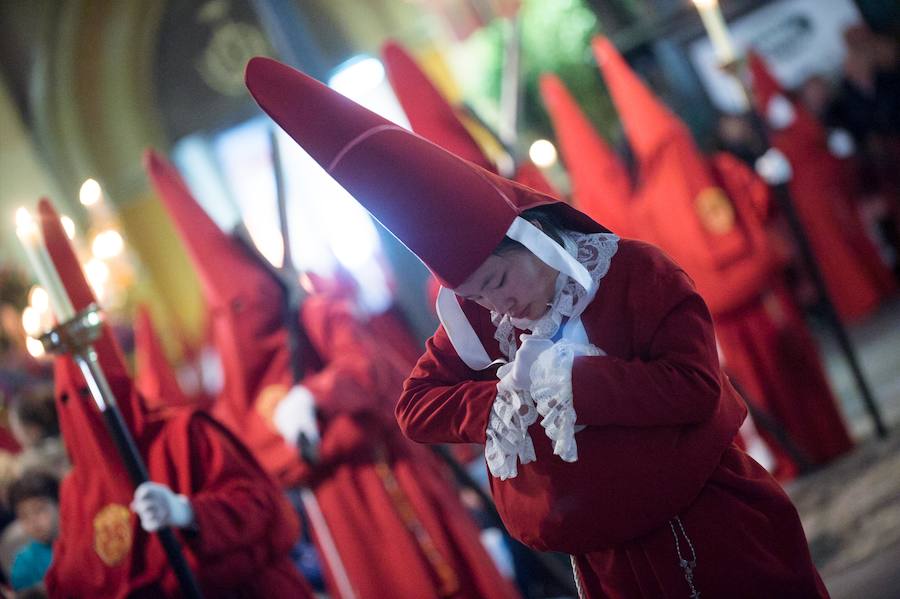 La procesión corinta de Santa Catalina recorrió la ciudad en la celebración del 25 aniversario de su fundación en una tarde desapacible. La institución que desfiló desde Santa Catalina estrenó una Cruz Alzada y el Cristo titular nuevas cantoneras de oro