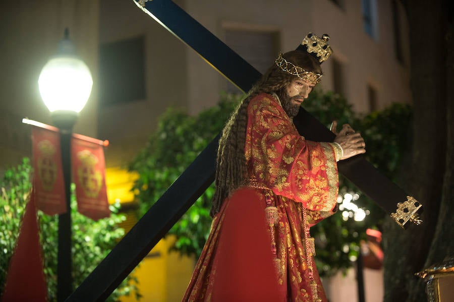 La procesión corinta de Santa Catalina recorrió la ciudad en la celebración del 25 aniversario de su fundación en una tarde desapacible. La institución que desfiló desde Santa Catalina estrenó una Cruz Alzada y el Cristo titular nuevas cantoneras de oro