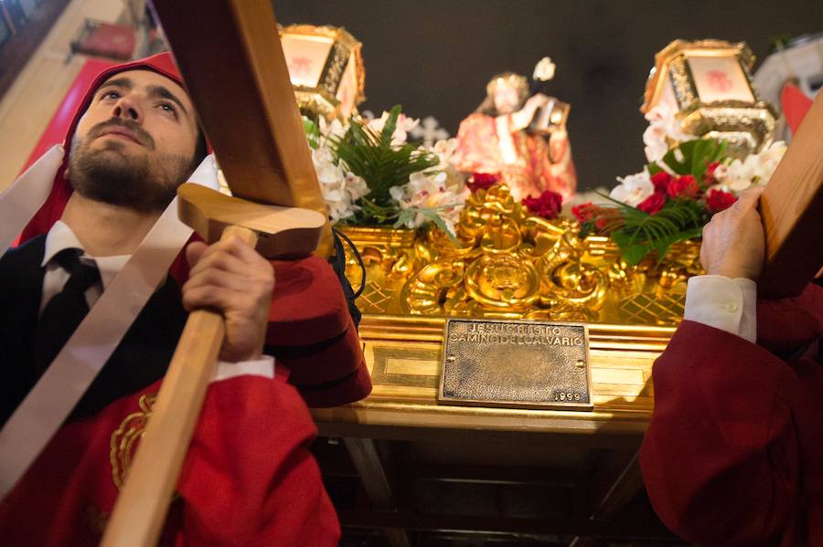 La procesión corinta de Santa Catalina recorrió la ciudad en la celebración del 25 aniversario de su fundación en una tarde desapacible. La institución que desfiló desde Santa Catalina estrenó una Cruz Alzada y el Cristo titular nuevas cantoneras de oro