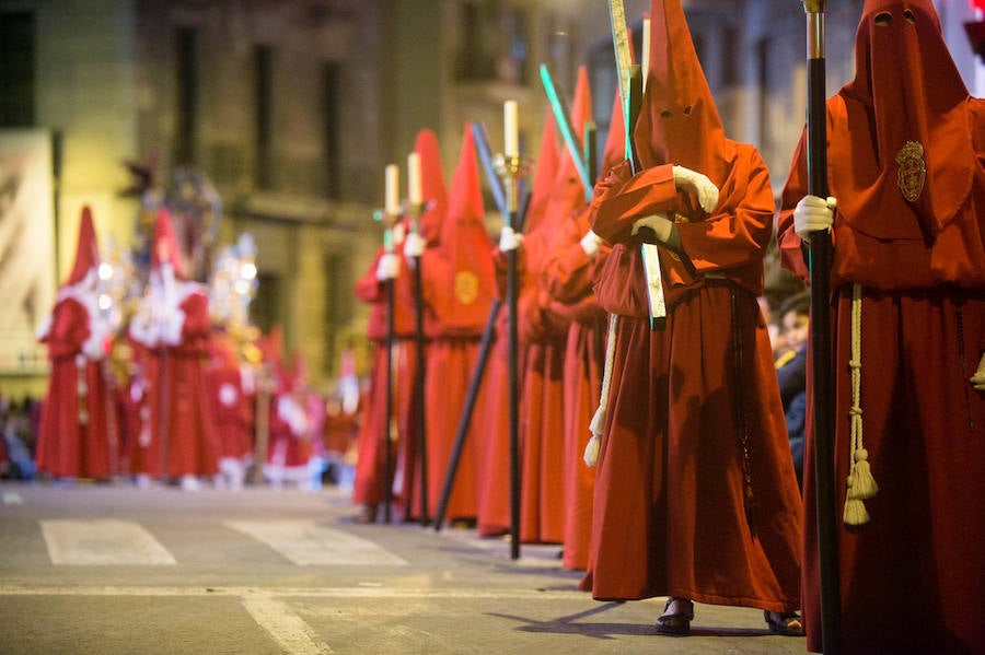 La procesión corinta de Santa Catalina recorrió la ciudad en la celebración del 25 aniversario de su fundación en una tarde desapacible. La institución que desfiló desde Santa Catalina estrenó una Cruz Alzada y el Cristo titular nuevas cantoneras de oro