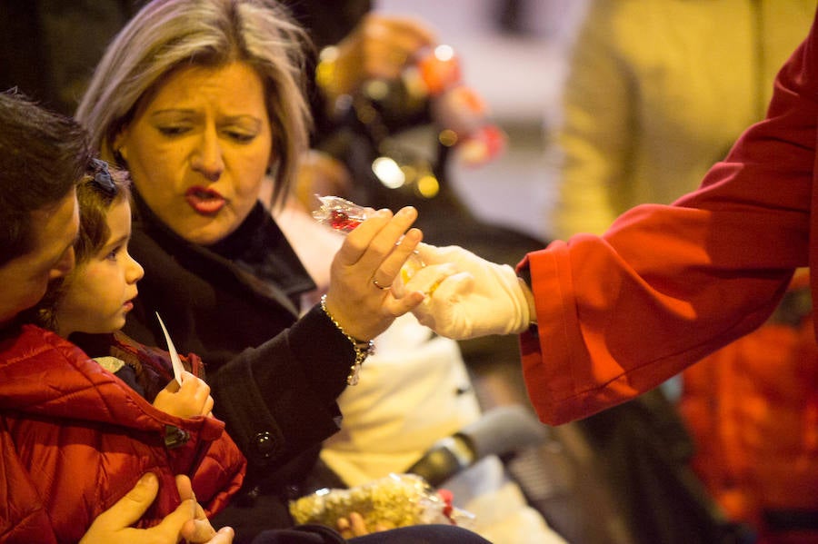 La procesión corinta de Santa Catalina recorrió la ciudad en la celebración del 25 aniversario de su fundación en una tarde desapacible. La institución que desfiló desde Santa Catalina estrenó una Cruz Alzada y el Cristo titular nuevas cantoneras de oro