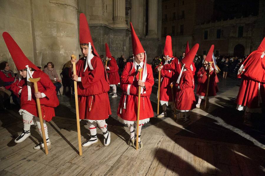 La procesión corinta de Santa Catalina recorrió la ciudad en la celebración del 25 aniversario de su fundación en una tarde desapacible. La institución que desfiló desde Santa Catalina estrenó una Cruz Alzada y el Cristo titular nuevas cantoneras de oro