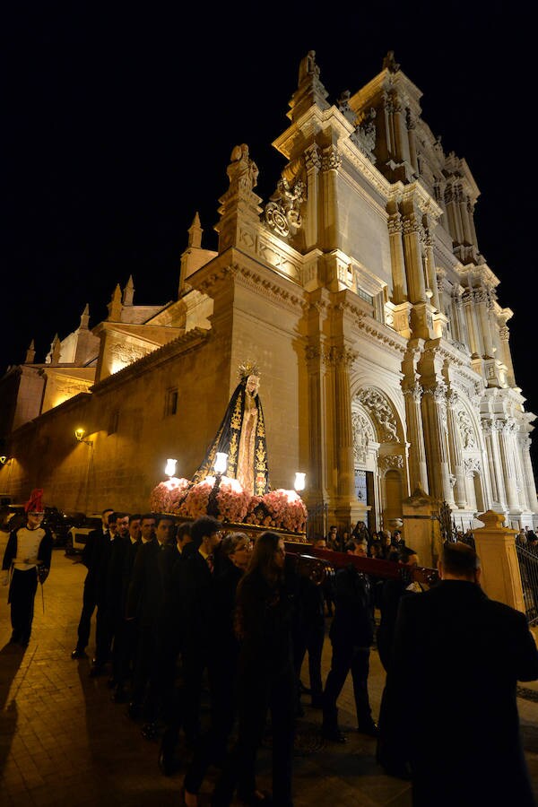 La imagen titular del Paso Negro iba en su sencillo trono en andas portado y escoltado por profesionales del Derecho. La Soledad protagonizó la procesión de la Curia por las estrechas calles de la vieja ciudad