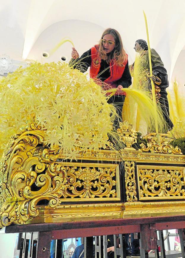 Eugenia Olcina completa la decoración del trono de San Juan.