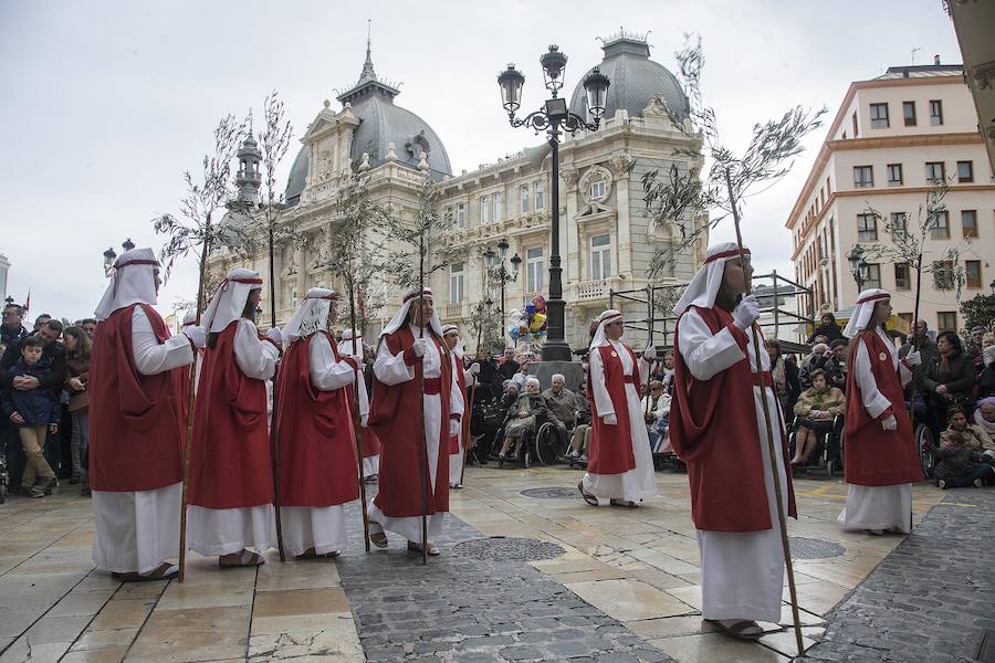 Cinco mil niños encarnan la llegada de Jesús a Jerusalén