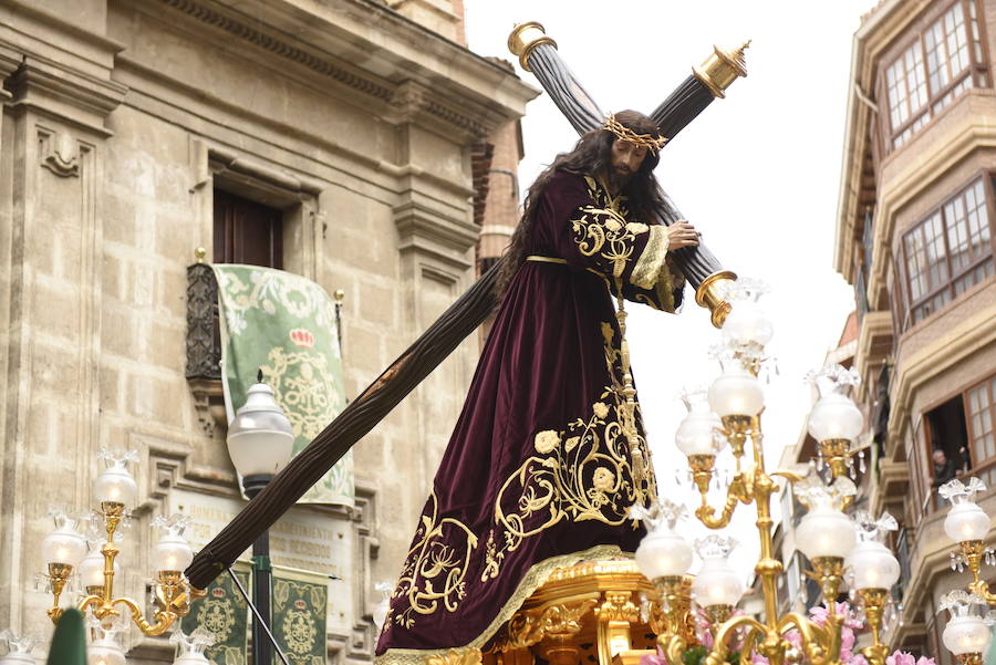 La cofradía luchó contra la lluvia en este Domingo de Ramos