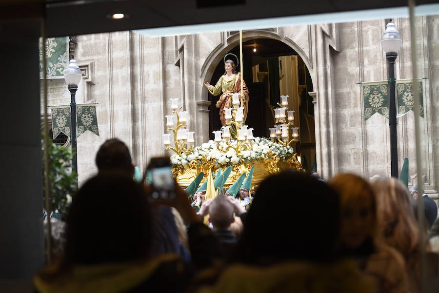 La cofradía luchó contra la lluvia en este Domingo de Ramos