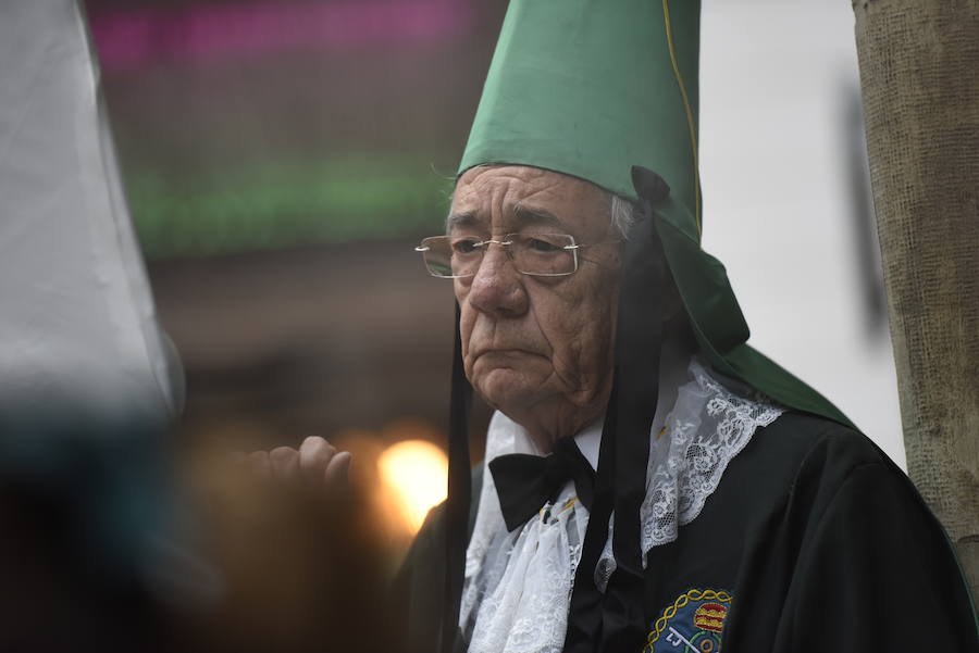 La cofradía luchó contra la lluvia en este Domingo de Ramos