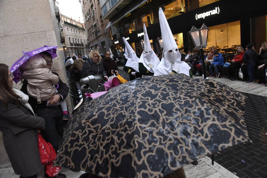 La cofradía luchó contra la lluvia en este Domingo de Ramos