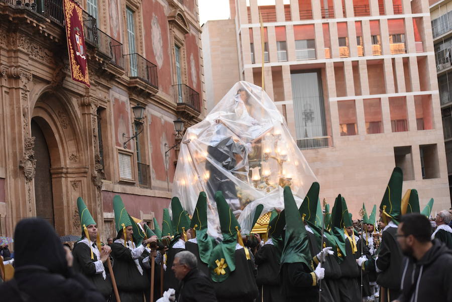 La cofradía luchó contra la lluvia en este Domingo de Ramos