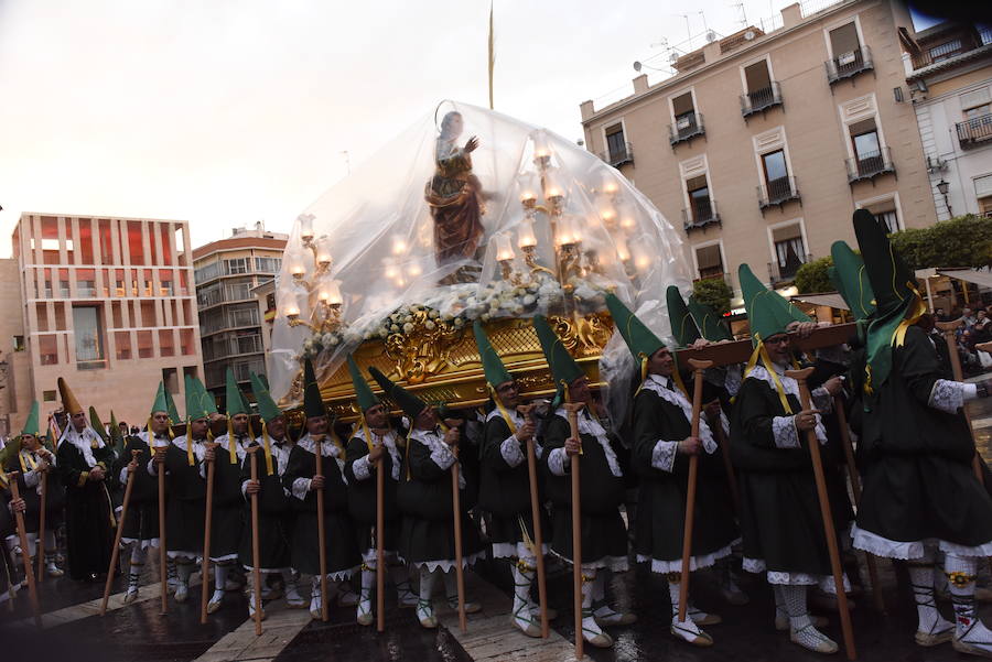 La cofradía luchó contra la lluvia en este Domingo de Ramos