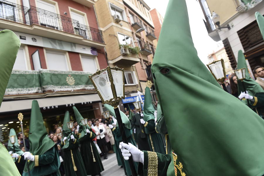 La cofradía luchó contra la lluvia en este Domingo de Ramos