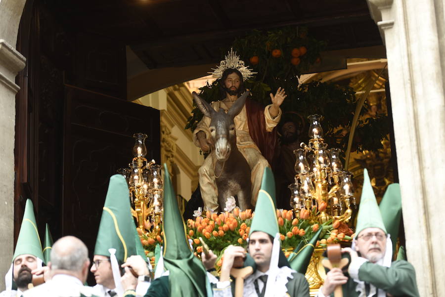 La cofradía luchó contra la lluvia en este Domingo de Ramos