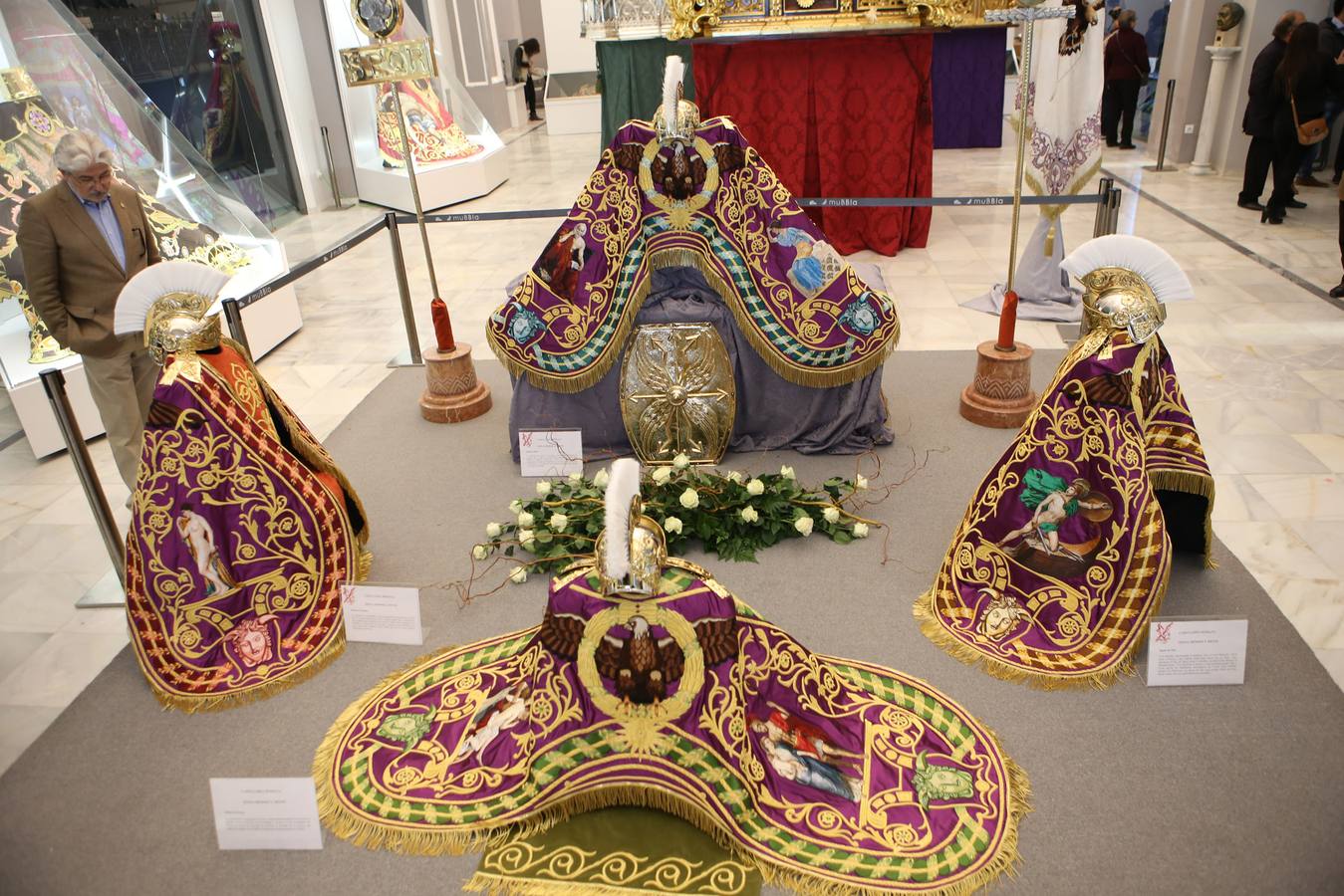 El Muy Ilustre Cabildo de Nuestra Señora la Virgen de la Amargura, Paso Blanco, presentó ayer los estrenos que la cofradía pondrá en escena en el desfile bíblico pasional del próximo Jueves Santo en Lorca