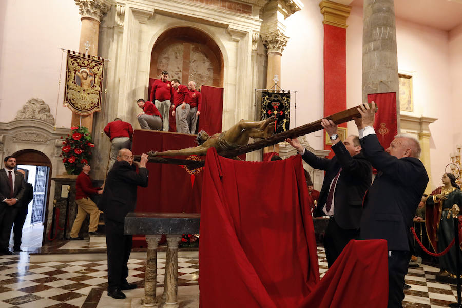 La Iglesia de San Antolín vuelve a ser escenario para el tradicional besapié previo a la procesión del Lunes Santo