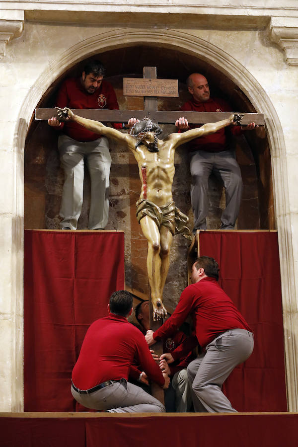 La Iglesia de San Antolín vuelve a ser escenario para el tradicional besapié previo a la procesión del Lunes Santo