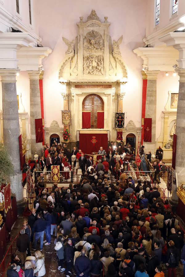 La Iglesia de San Antolín vuelve a ser escenario para el tradicional besapié previo a la procesión del Lunes Santo