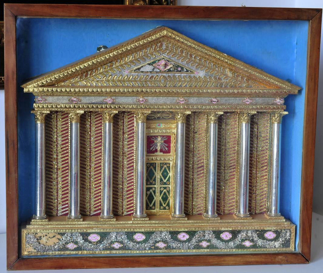 Relicario francés (actualmente en una colección murciana que cuenta con un Lignum Crucis, hilos del velo de la Virgen).