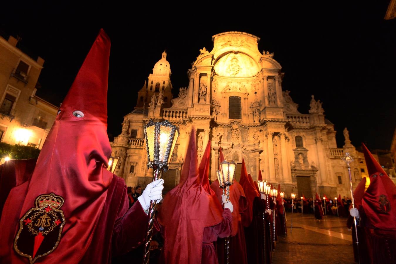 La procesión de Lunes Santo cautiva a la ciudad en su legendario cortejo desde San Antolín