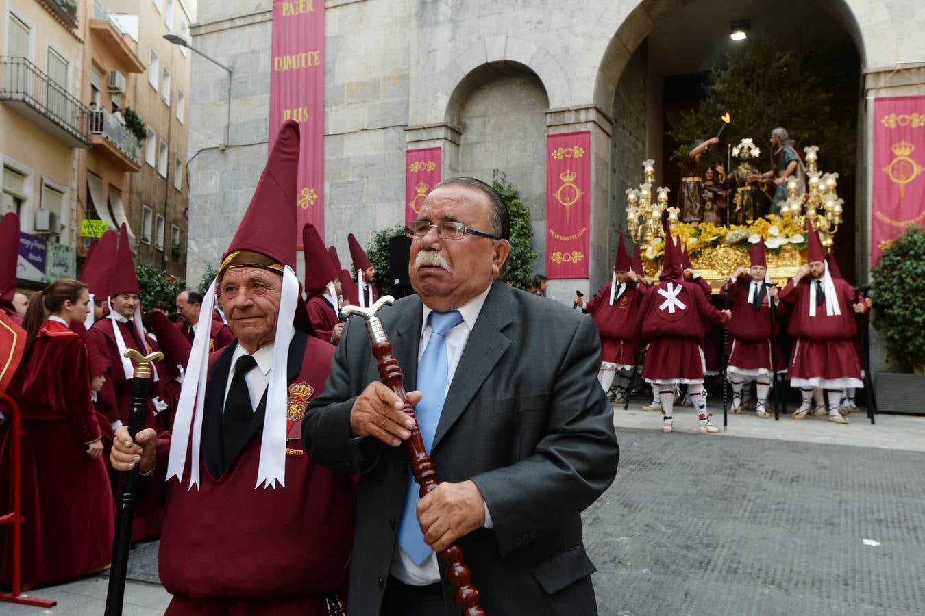 La procesión de Lunes Santo cautiva a la ciudad en su legendario cortejo desde San Antolín