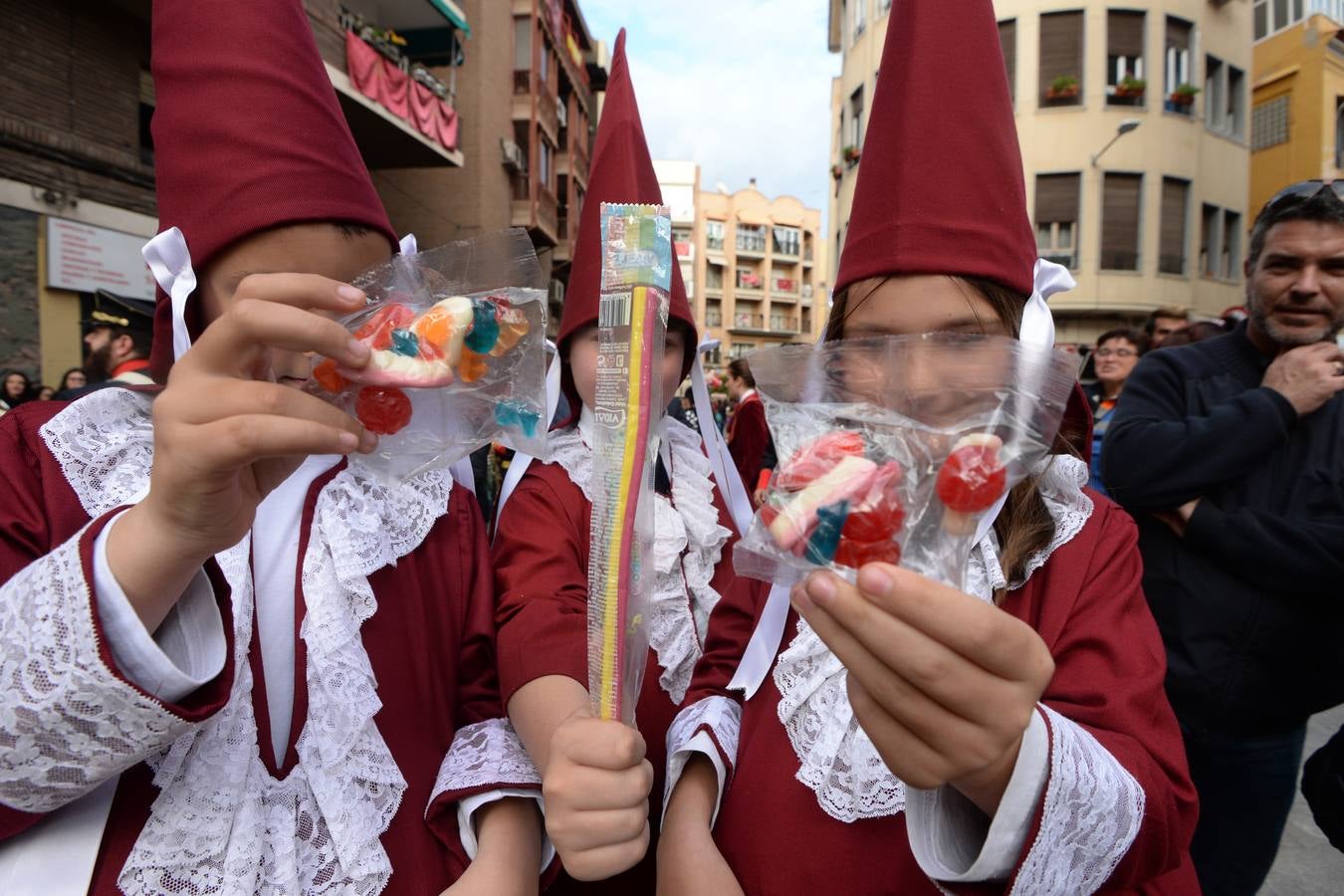 La procesión de Lunes Santo cautiva a la ciudad en su legendario cortejo desde San Antolín