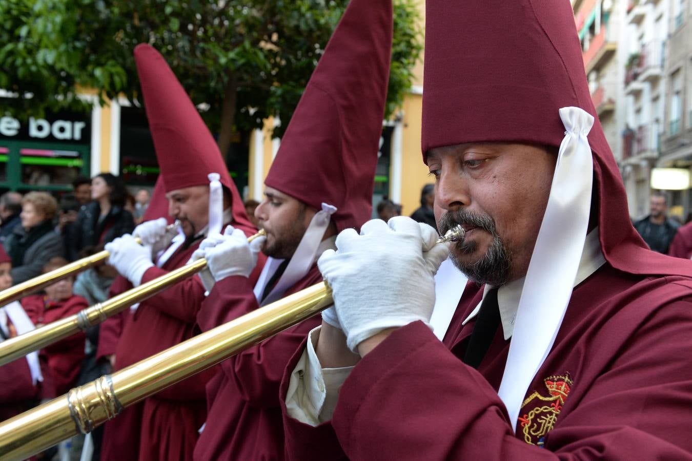 La procesión de Lunes Santo cautiva a la ciudad en su legendario cortejo desde San Antolín