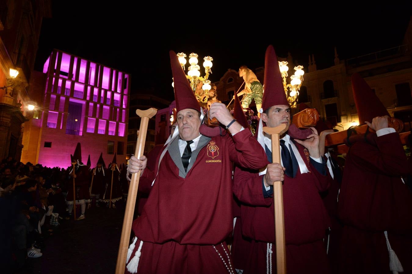 La procesión de Lunes Santo cautiva a la ciudad en su legendario cortejo desde San Antolín