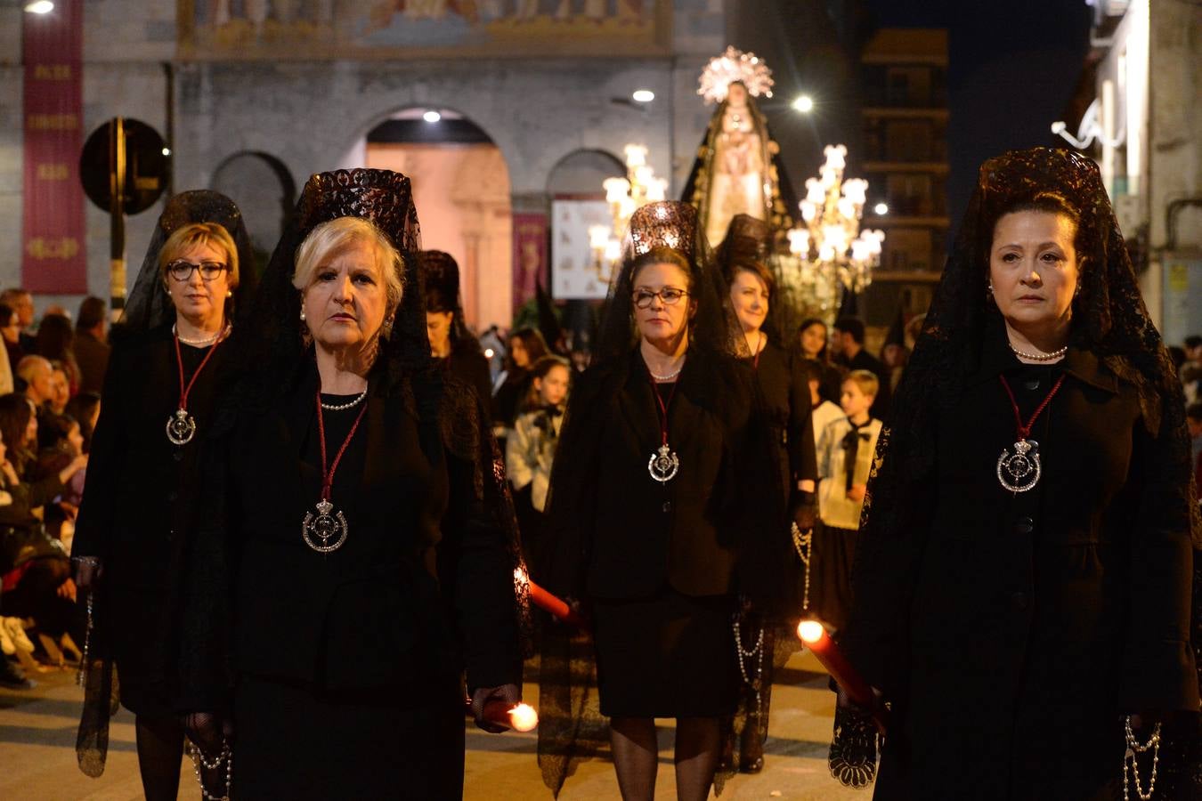 La procesión de Lunes Santo cautiva a la ciudad en su legendario cortejo desde San Antolín