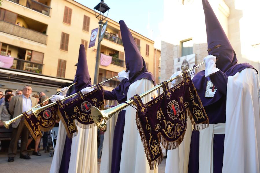 La Hermandad de Esclavos de Nuestro Padre Jesús del Rescate y María Santísima de la Esperanza transportó este Martes Santo sus tronos desde la Iglesia de San Juan Bautista de Murcia.