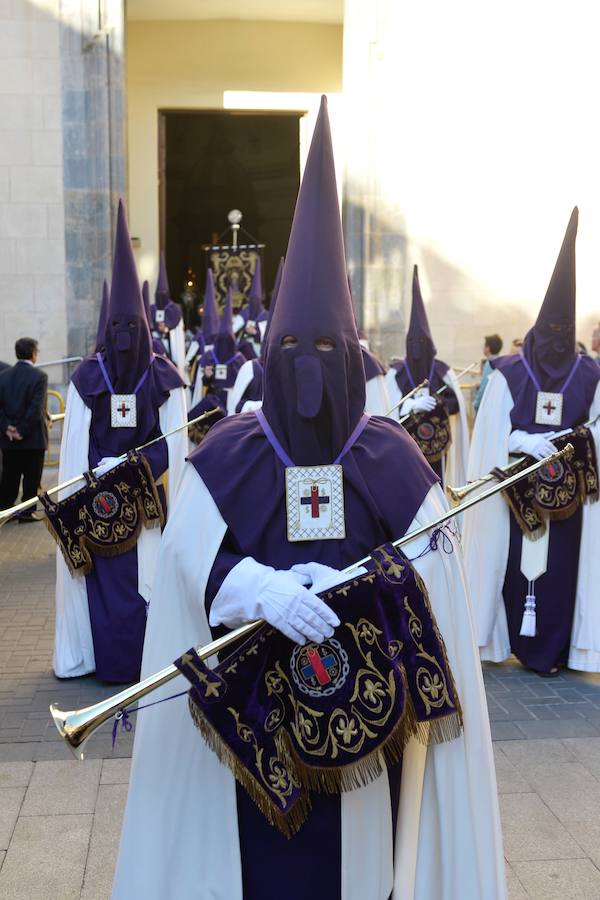 La Hermandad de Esclavos de Nuestro Padre Jesús del Rescate y María Santísima de la Esperanza transportó este Martes Santo sus tronos desde la Iglesia de San Juan Bautista de Murcia.