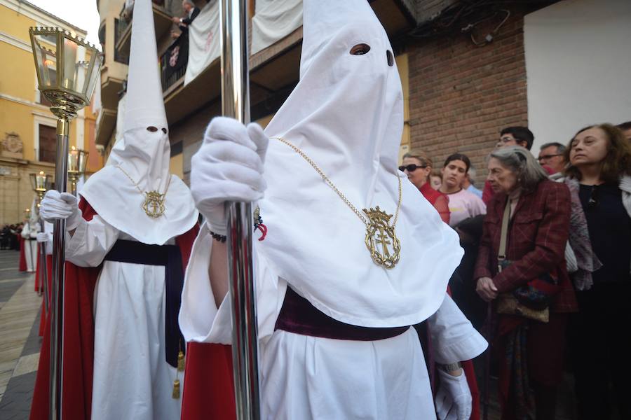 La Pontificia, Real, Hospitalaria y Primitiva Asociación del Santísimo Cristo de la Salud transportó este Martes Santo sus tronos desde la Iglesia de San Juan de Dios de Murcia.