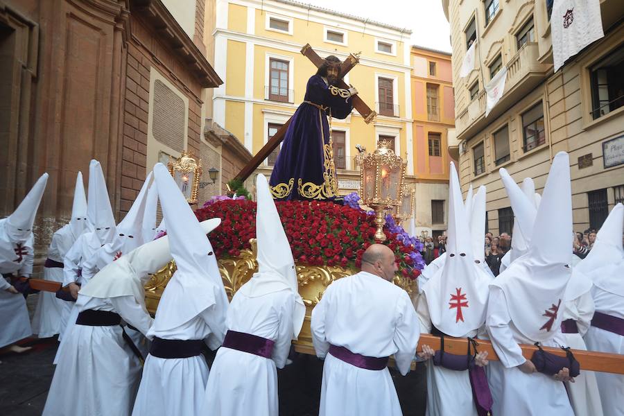 La Pontificia, Real, Hospitalaria y Primitiva Asociación del Santísimo Cristo de la Salud transportó este Martes Santo sus tronos desde la Iglesia de San Juan de Dios de Murcia.