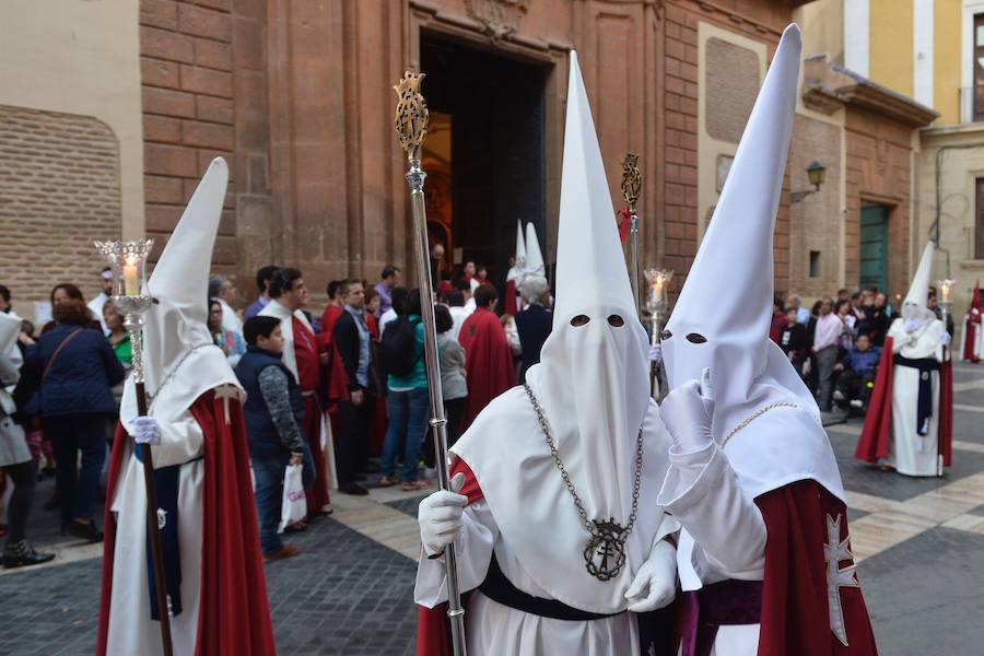 La Pontificia, Real, Hospitalaria y Primitiva Asociación del Santísimo Cristo de la Salud transportó este Martes Santo sus tronos desde la Iglesia de San Juan de Dios de Murcia.