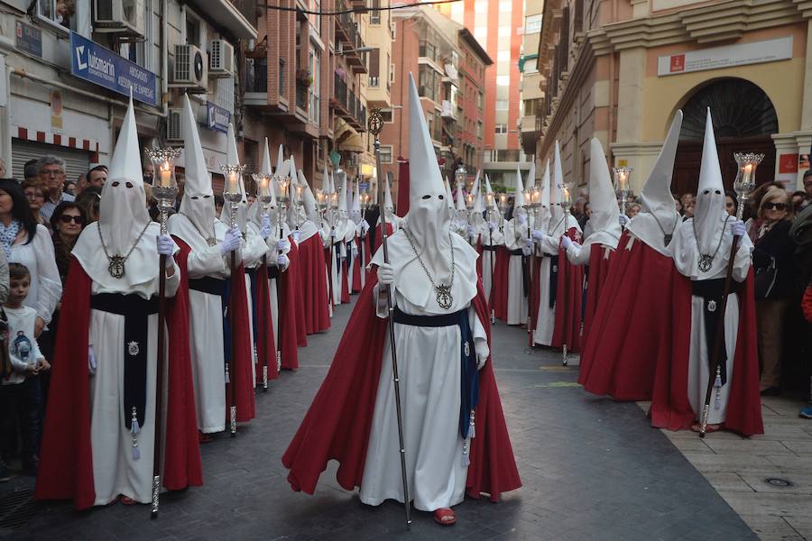 La Pontificia, Real, Hospitalaria y Primitiva Asociación del Santísimo Cristo de la Salud transportó este Martes Santo sus tronos desde la Iglesia de San Juan de Dios de Murcia.