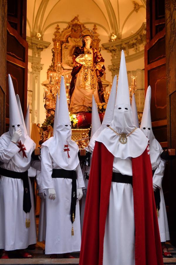 La Pontificia, Real, Hospitalaria y Primitiva Asociación del Santísimo Cristo de la Salud transportó este Martes Santo sus tronos desde la Iglesia de San Juan de Dios de Murcia.