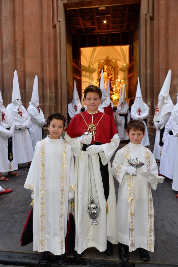 La Pontificia, Real, Hospitalaria y Primitiva Asociación del Santísimo Cristo de la Salud transportó este Martes Santo sus tronos desde la Iglesia de San Juan de Dios de Murcia.