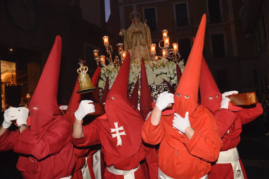 La Pontificia, Real, Hospitalaria y Primitiva Asociación del Santísimo Cristo de la Salud transportó este Martes Santo sus tronos desde la Iglesia de San Juan de Dios de Murcia.