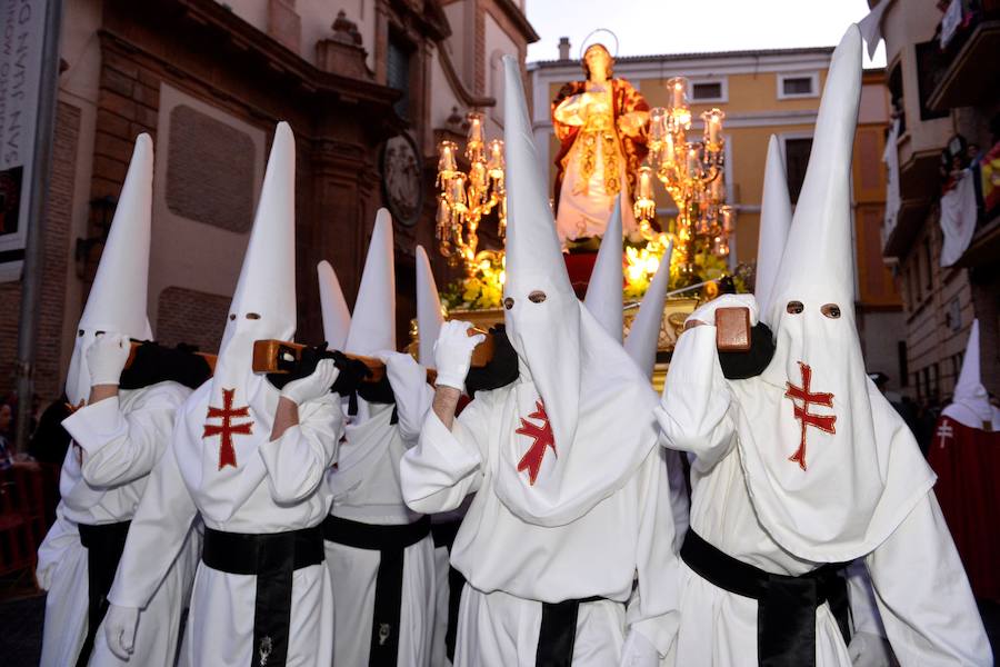 La Pontificia, Real, Hospitalaria y Primitiva Asociación del Santísimo Cristo de la Salud transportó este Martes Santo sus tronos desde la Iglesia de San Juan de Dios de Murcia.