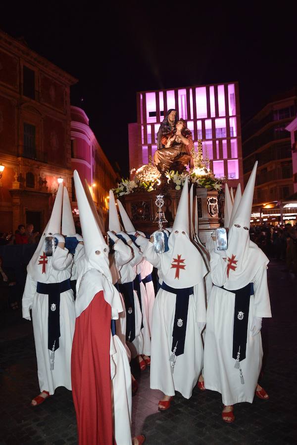 La Pontificia, Real, Hospitalaria y Primitiva Asociación del Santísimo Cristo de la Salud transportó este Martes Santo sus tronos desde la Iglesia de San Juan de Dios de Murcia.