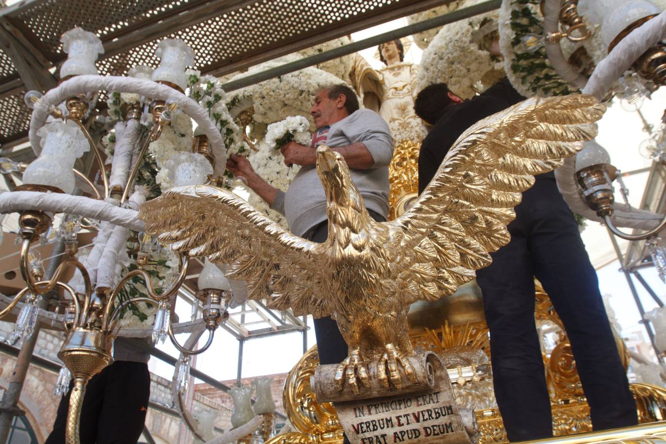 Alrededor de 300 personas asistieron al acto de entrega de distinciones, en el salón de actos del Parque de Artillería, y a la bendición posterior de la peana, en uno de los patios. Entre los asistentes estuvieron la alcaldesa, Ana Belén Castejón; la consejera de Transparencia y Portavoz, Noelia Arroyo.