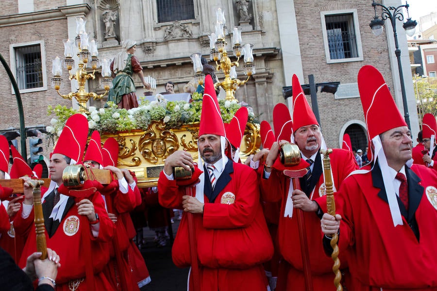 La multitudinaria procesión que partió de la parroquia de El Carmen convocó en la ciudad a miles de fieles para vibrar ante el cortejo más huertano