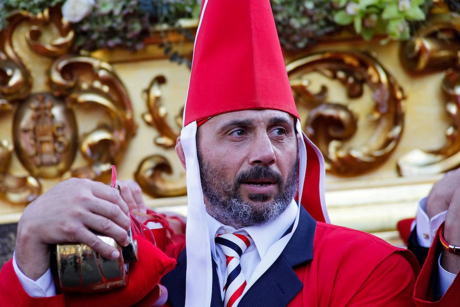 La multitudinaria procesión que partió de la parroquia de El Carmen convocó en la ciudad a miles de fieles para vibrar ante el cortejo más huertano