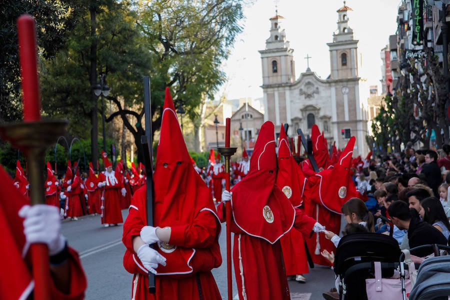 La multitudinaria procesión que partió de la parroquia de El Carmen convocó en la ciudad a miles de fieles para vibrar ante el cortejo más huertano