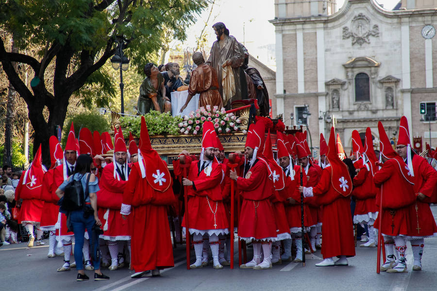 La multitudinaria procesión que partió de la parroquia de El Carmen convocó en la ciudad a miles de fieles para vibrar ante el cortejo más huertano